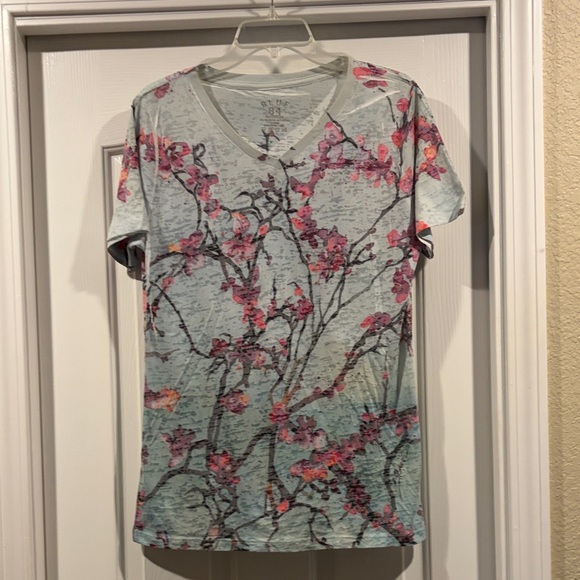 Blue 84 Pink and gray Floral V-Neck Tee M like new - Picture 2 of 5